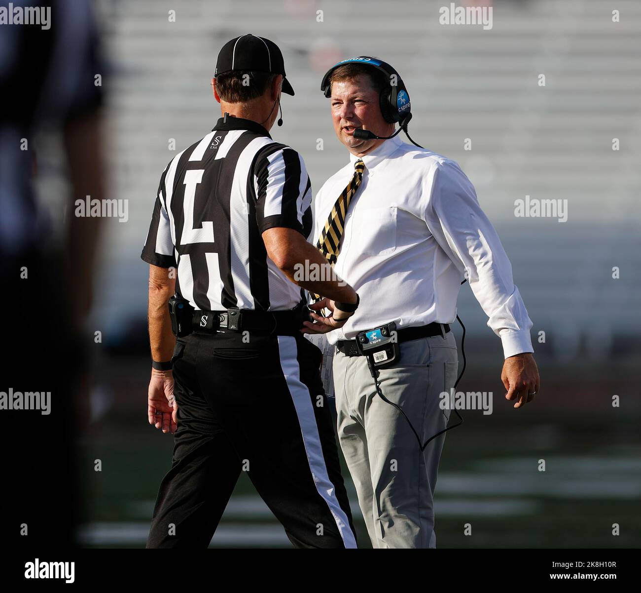 22. Oktober 2022: Der Cheftrainer der Southern Miss will Hall spricht mit dem Linienrichter Terry Allgeier während eines NCAA-College-Fußballspiels zwischen Texas State und Southern Miss am 22. Oktober 2022 in San Marcos, Texas. Southern Miss gewann 20-14. (Bild: © Scott Coleman/ZUMA Press Wire) Stockfoto