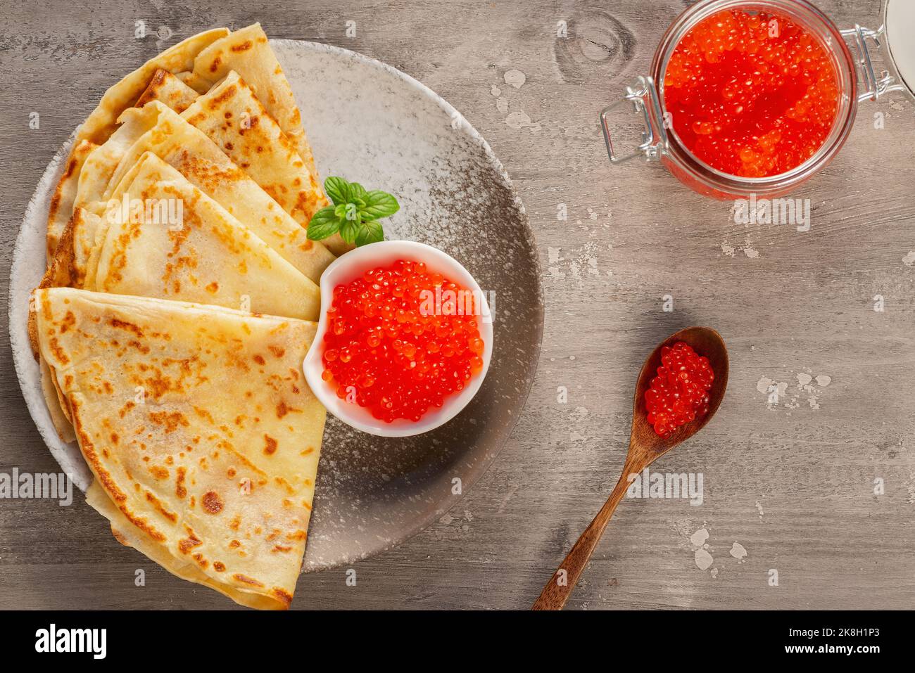 Stapel von russischen dünnen Pfannkuchen Blini mit rotem Kaviar Stockfoto