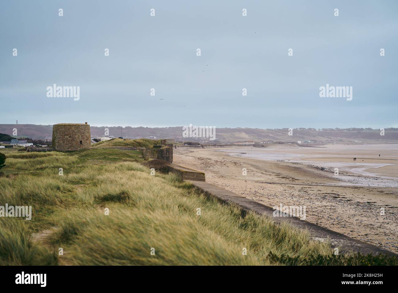 Deutscher Bunker aus dem 2. Weltkrieg, in La Grande Cueillette, Saint Ouen, Jersey Island an bewölktem Tag Stockfoto