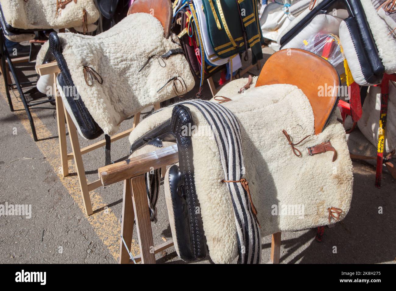 Wollsattel im rustikalen Stil. Saddlecraft Artikel zum Verkauf Stockfoto