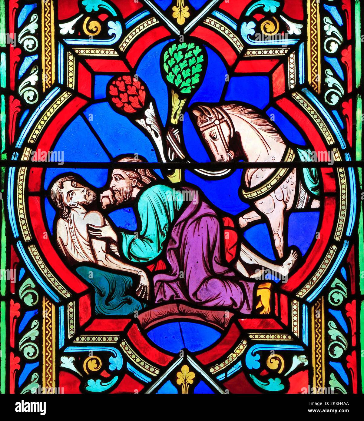 Das barmherzige Samariter-Gleichnis, Samariter sieht den verletzten Reisenden, hilft ihm, Glasfenster von Oudinot aus Paris, 1859, Feltwell, Norfolk Stockfoto