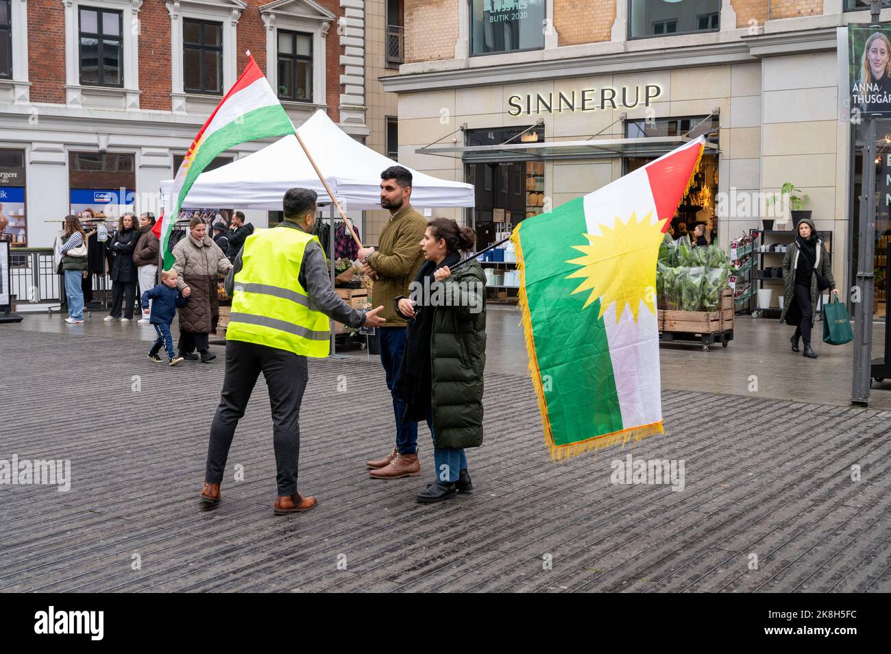 Demonstration gegen die iranische Regierung. Zeigt einen Mann und eine Frau mit iranischer Flagge am 22. Oktober 2022. Oktober 2022 in Aarhus, Dänemark Stockfoto