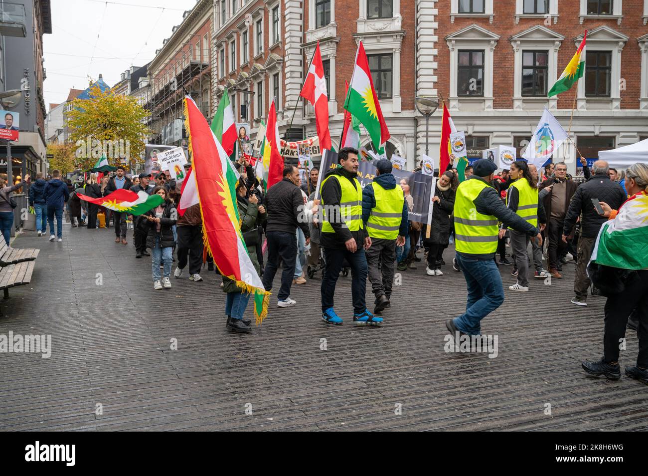 Demonstration gegen die iranische Regierung, die am 22. Oktober 2022 in Aarhus, Dänemark, Unterstützung für Frauen, Leben, Freiheit und Freiheit zeigt Stockfoto