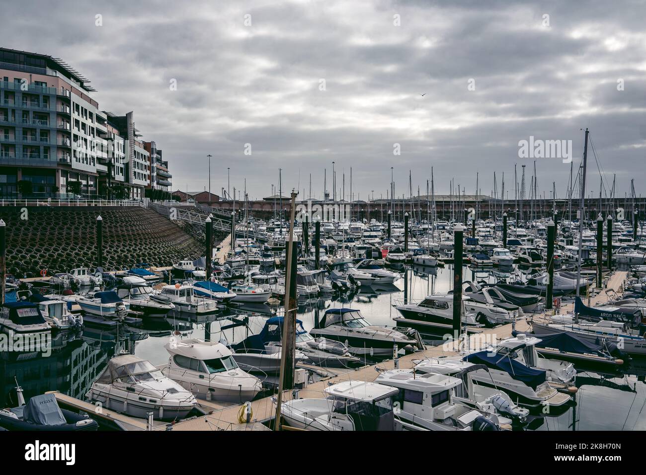 Jersey Island, Channel Island | UK - 2022.01.29: Boote bei Ebbe an der Elizabeth Marina festgemacht Stockfoto