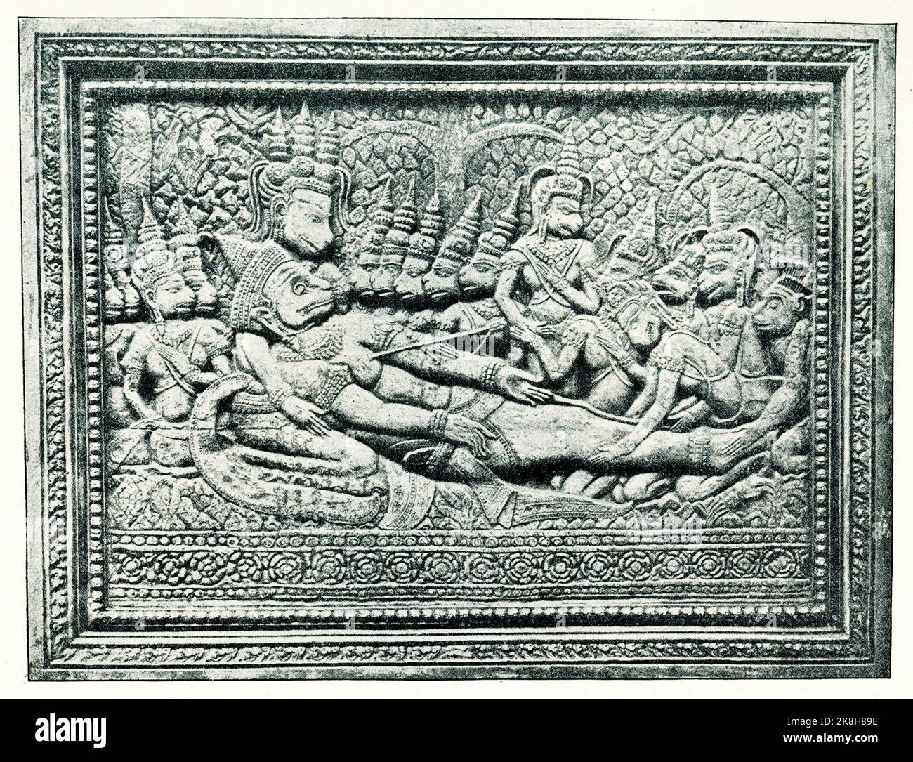 Die Bildunterschrift von 1910 lautet: „Der Tod des asiatischen gottes Hanuman. Eine Präsentation vom Ramayana. Eine Erleichterung aus dem Tempel von Angkor Wat in Kambodscha.“ Hanuman ist ein hinduistischer gott und ein göttlicher vanara-Begleiter des gottes Rama. Hanuman ist eine der zentralen Figuren des Hindu-Epos Ramayana. Das Ramayana ist ein uraltes Sanskrit-Epos, das Prinz Ramas Bestreben folgt, seine geliebte Frau Sita mit Hilfe einer Armee von Affen aus den Klauen von Ravana zu retten. Sie wird traditionell der Urheberschaft des Weisen Valmiki zugeschrieben und datiert auf etwa 500 v. Chr. bis 100 v. Chr. Stockfoto