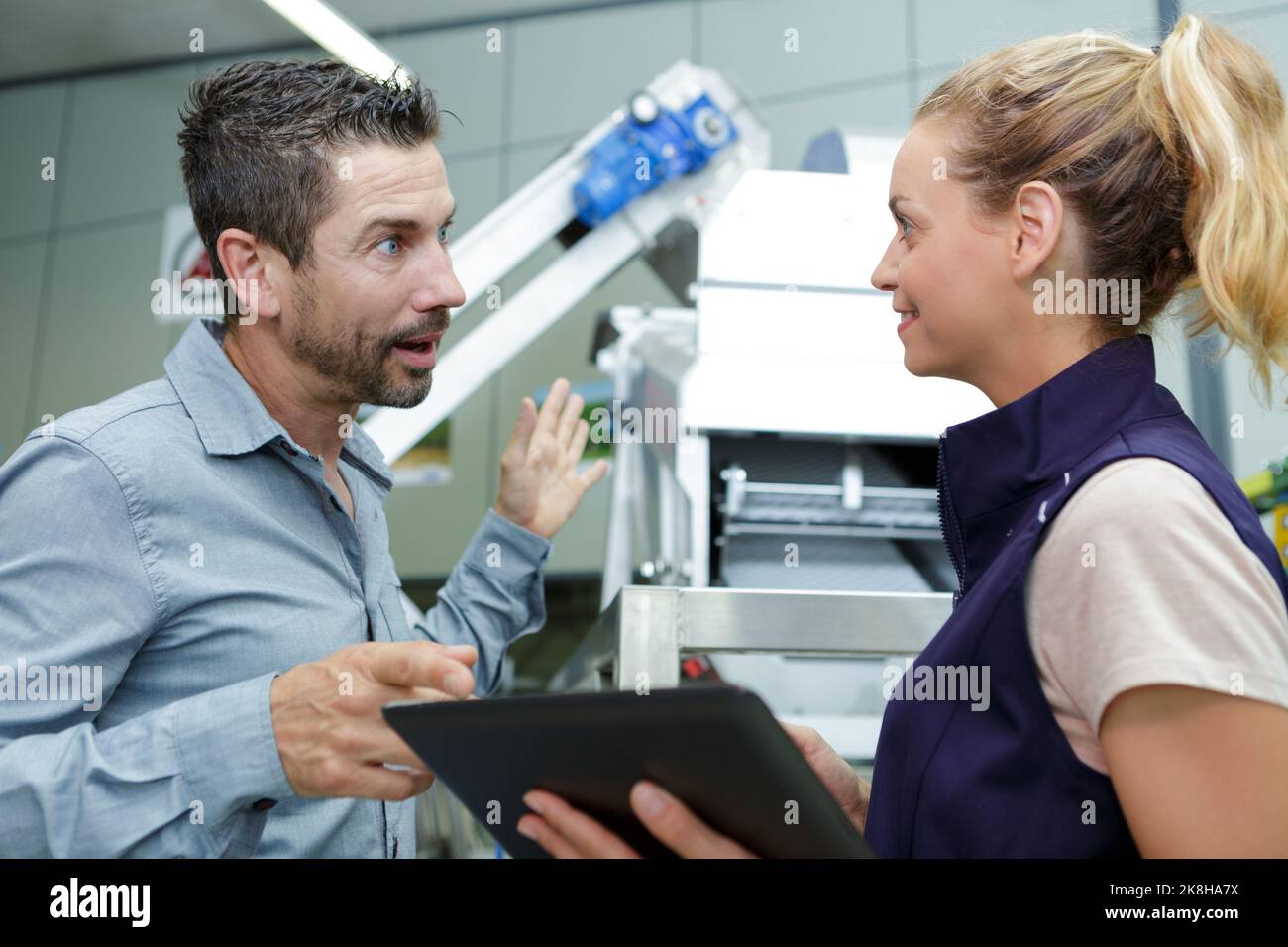 Zwei Industriearbeiter sprechen Stockfoto