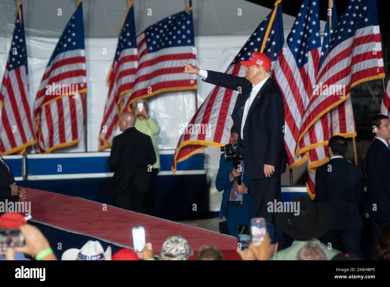 Donald Trump verweist auf einige seiner Unterstützer, als er die Bühne am Ende seiner Save America-Kundgebung in Robstown, Texas, verlässt. Stockfoto