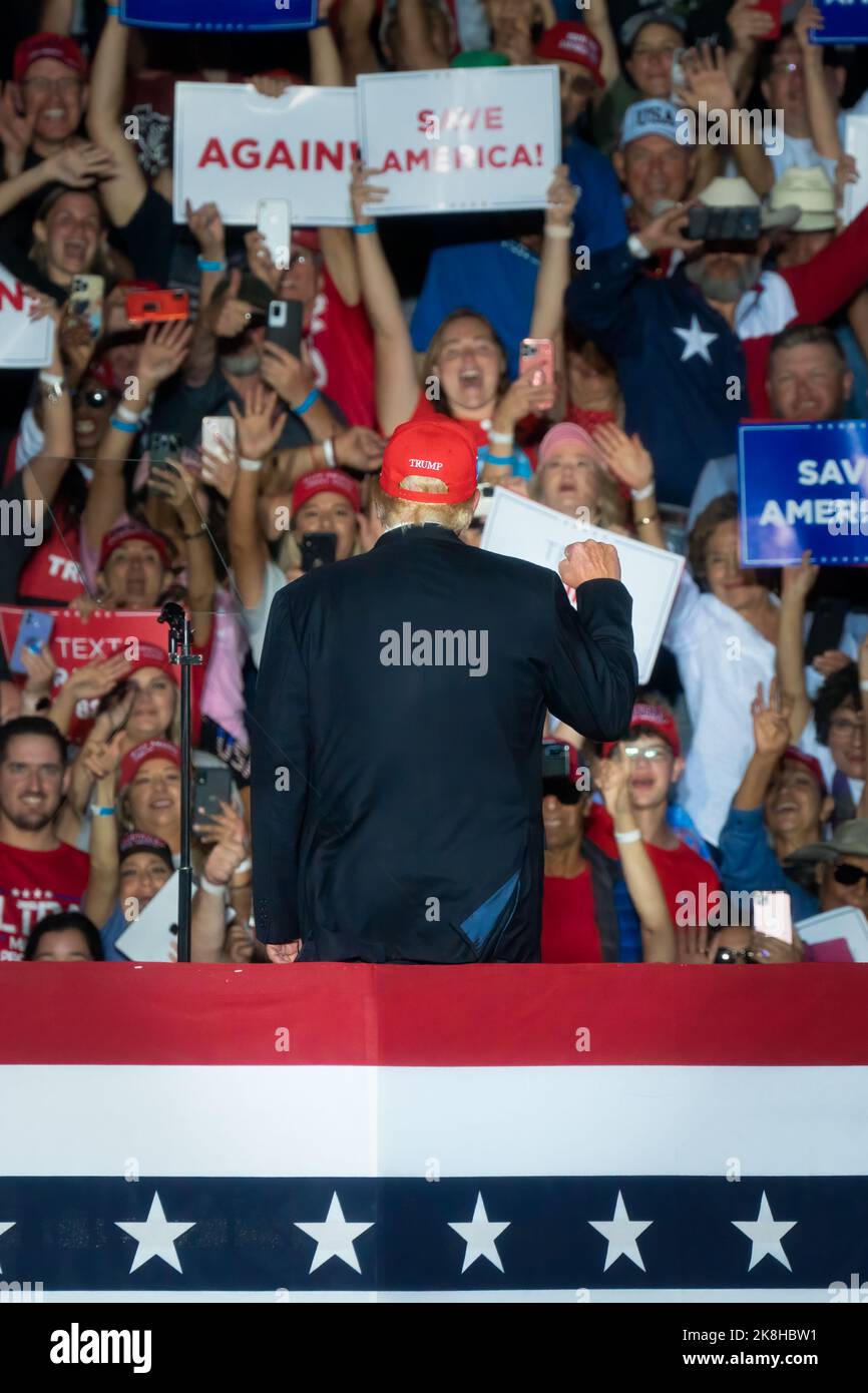 Donald Trump steht den Zuschauern gegenüber, die sich während seiner Save America-Kundgebung in Robstown, Texas, hinter ihm befanden. Stockfoto