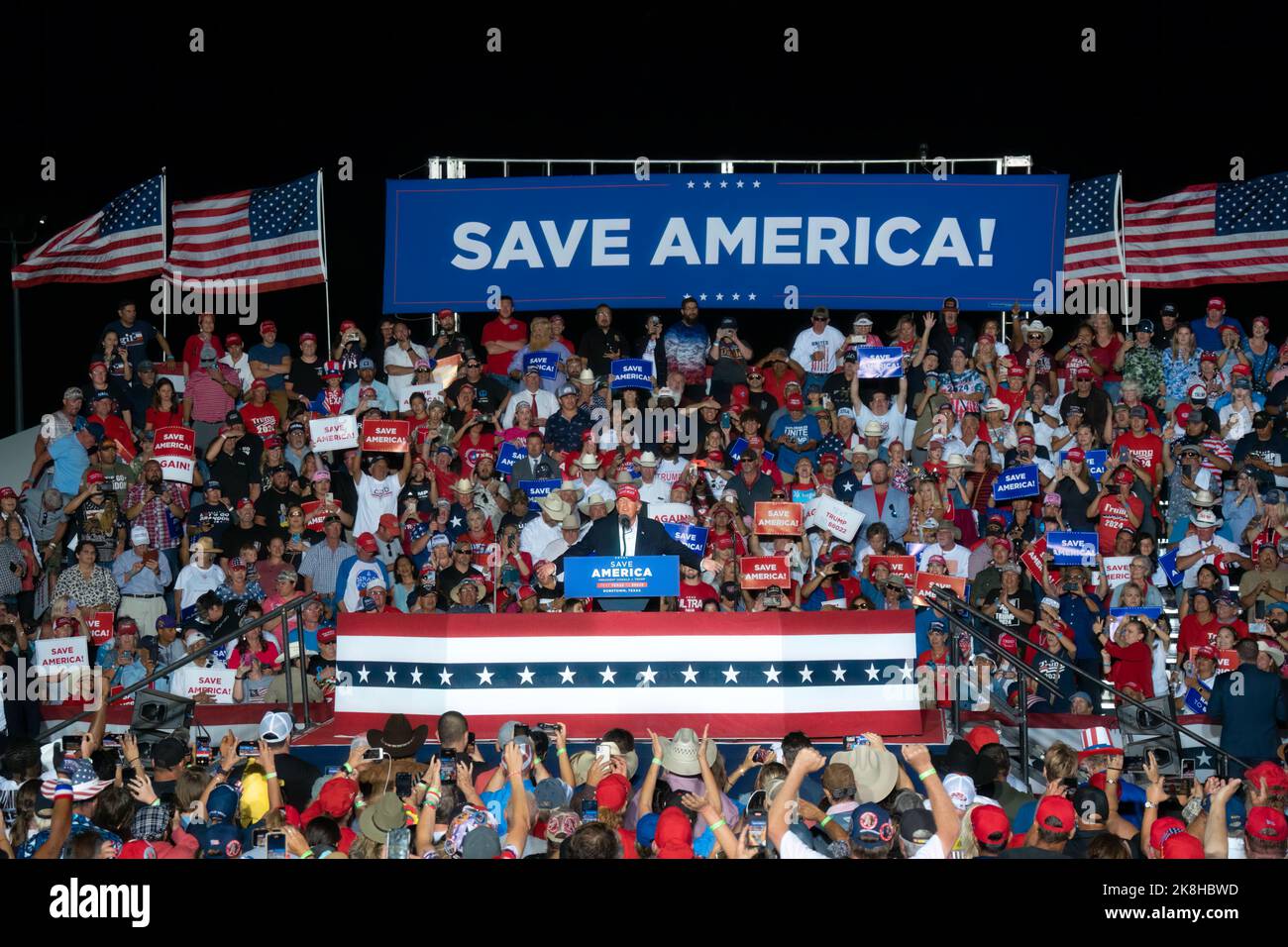 Donald Trump hält während seiner „Save America“-Kundgebung in Robstown, Texas, eine Rede vor einer großen Menschenmenge. Stockfoto
