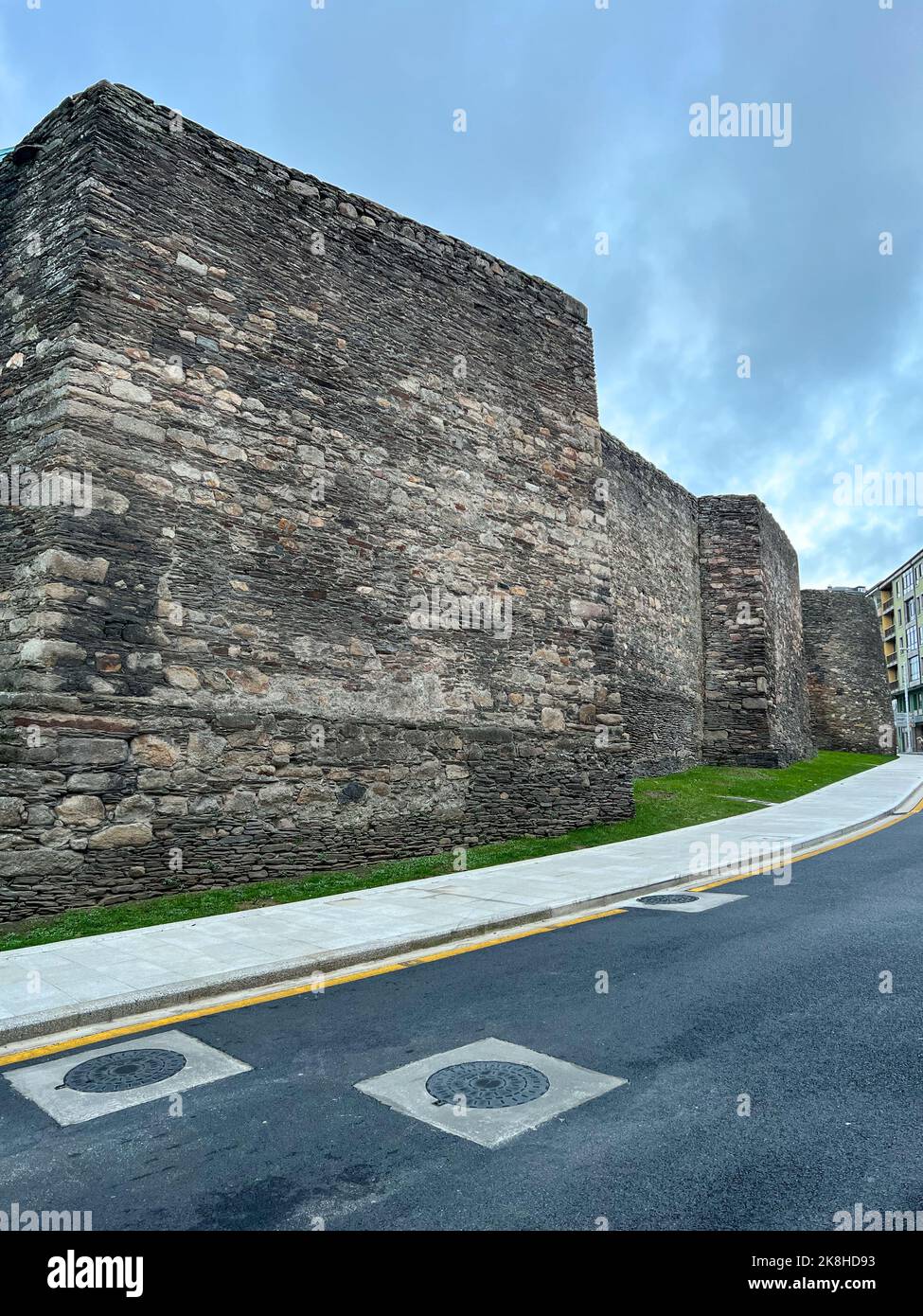 Blick von der römischen Mauer von Lugo. Die Mauern von Lugo wurden in der späteren Hälfte des 3.. Jahrhunderts erbaut, um die römische Stadt Lucus zu verteidigen. Stockfoto