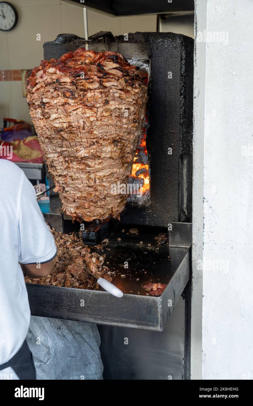 Mexikanische Küche Trompo Pastor Tacos al Pastor, Rindfleisch in Sauce mit Gewürzen gestapelt Stockfoto