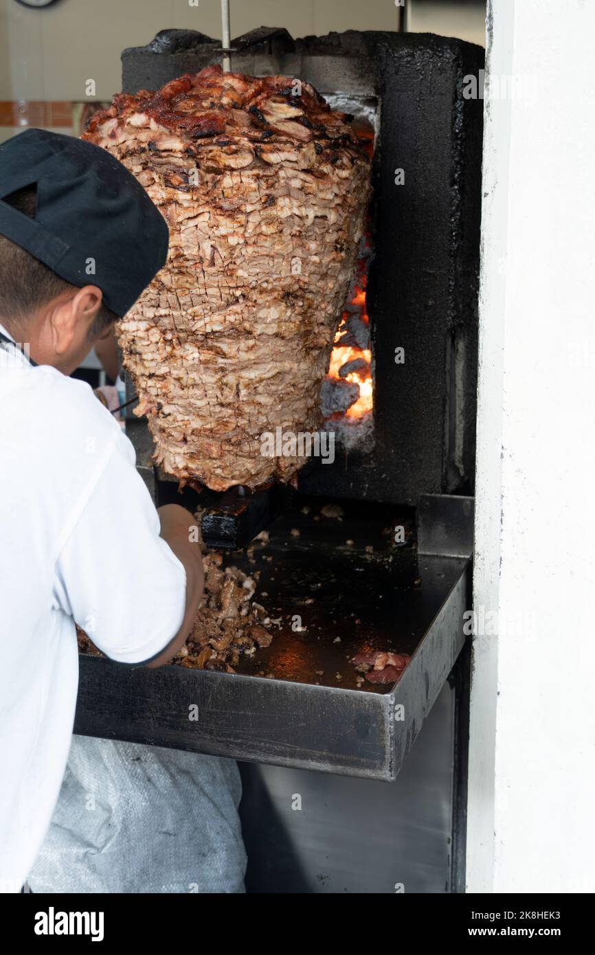 Mexikanische Küche Trompo Pastor Tacos al Pastor, Rindfleisch in Sauce mit Gewürzen gestapelt Stockfoto