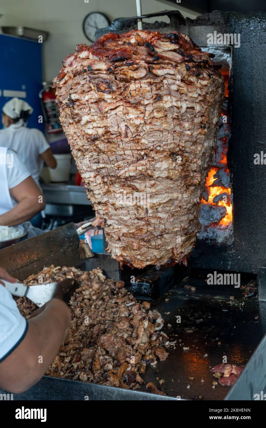 Mexikanische Küche Trompo Pastor Tacos al Pastor, Rindfleisch in Sauce mit Gewürzen gestapelt Stockfoto