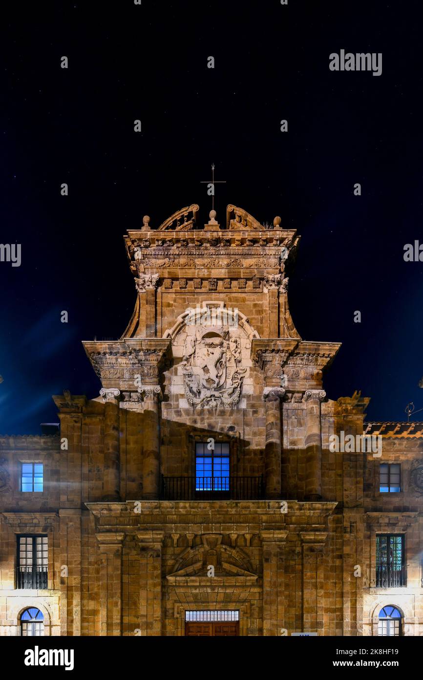 Eingang zum Regla Hospital in den Straßen von Leon. Leon ist die Hauptstadt der Provinz Leon, die sich im Nordwesten Spaniens befindet. Stockfoto