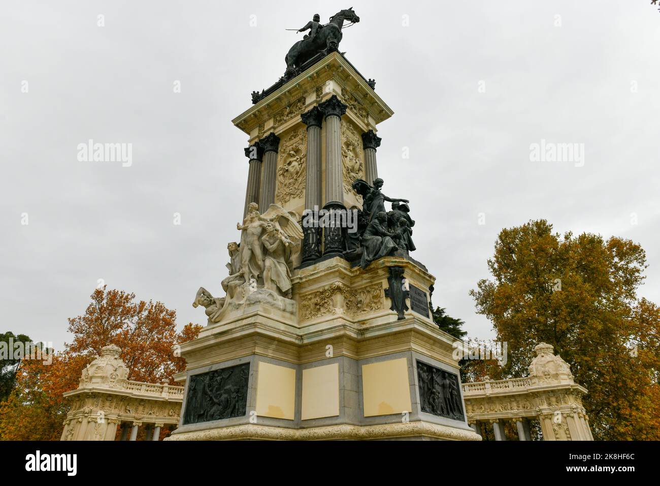 Madrid, Spanien - 20. Nov 2021: Denkmal für Alfonso XII im Retiro Park im Zentrum von Madrid, Spanien. Es gehörte bis Ende 19t der spanischen Monarchie an Stockfoto