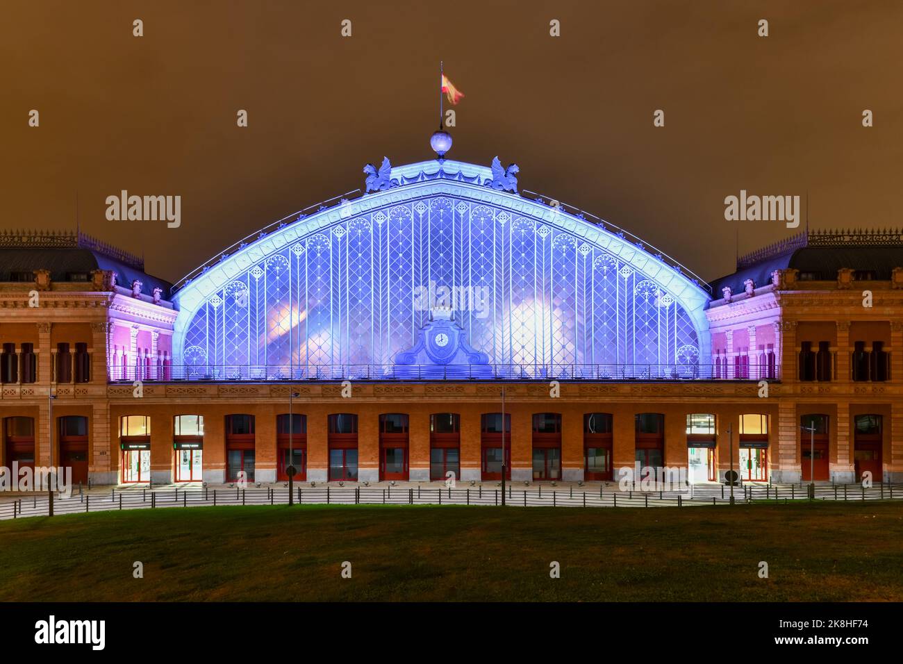 Atocha Bahnhof bei Nacht in Madrid, Spanien. Der Bahnhof befindet sich im Viertel Atocha im Bezirk Arganzuela. Stockfoto