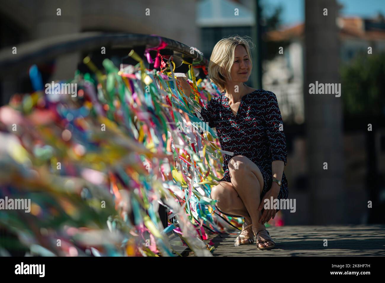 Eine Frau, die auf der kleinen Brücke über einen Aviro-Kanal in Portugal posiert. Stockfoto