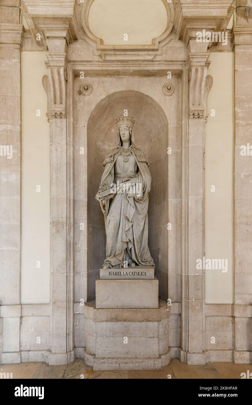 Madrid, Spanien - 19. Nov 2021: Innenansicht des Palastes von Madrid mit einer Statue von Isabel der Katholischen. Stockfoto