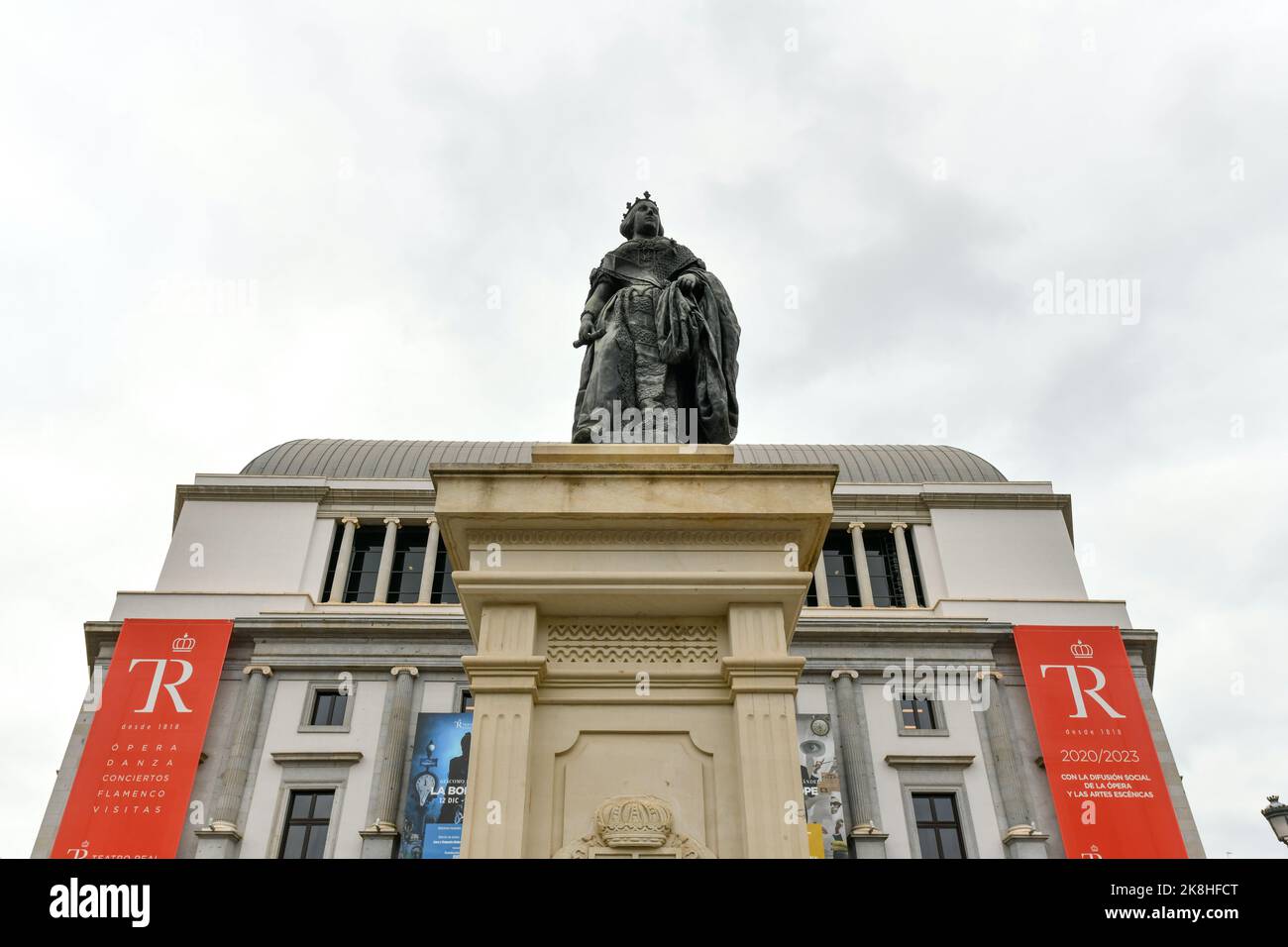 Madrid, Spanien - 18. Nov 2021: Denkmal der Königin Isabel II von Spanien vor dem Teatro Real (Königliches Theater oder Oper Madrid) an der Plaza de Isabel Stockfoto