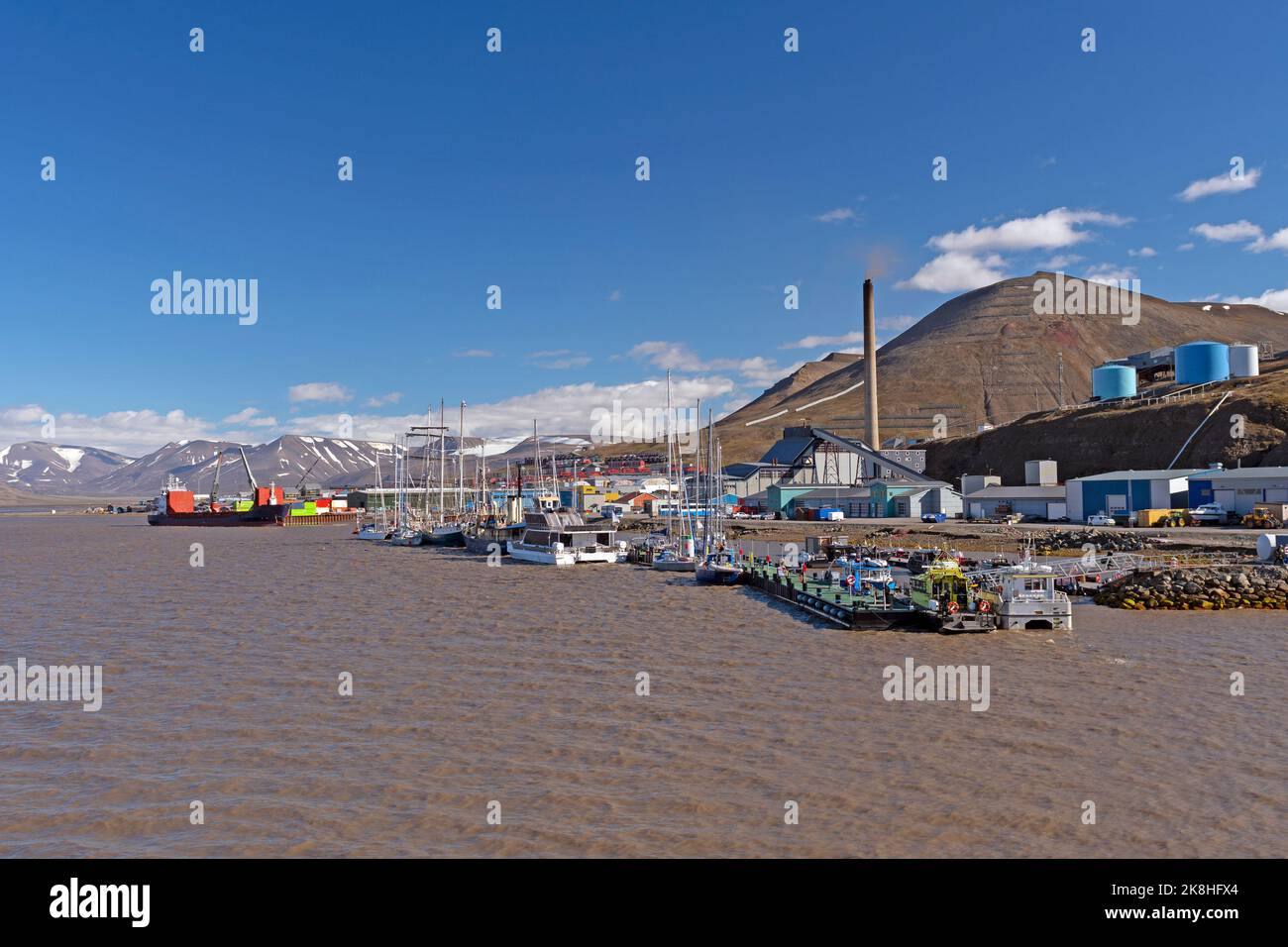 Der Hafen von Longyearbyen im Sommer in der hohen Arktis Norwegens Stockfoto