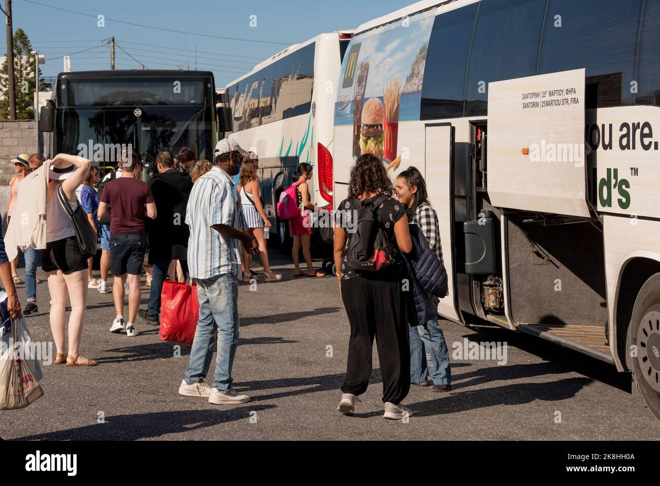 Fira, Santorini, Griechenland. 2022. Lokaler Busbahnhof in Fira, Santorini, Griechenland. Fira Stefani Busbahnhof, Passagiere, die an Bord von Reisebussen und Buse Stockfoto