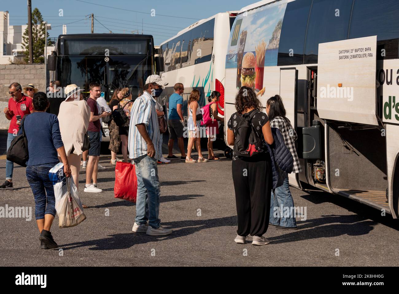 Fira, Santorini, Griechenland. 2022. Lokaler Busbahnhof in Fira, Santorini, Griechenland. Fira Stefani Busbahnhof, Passagiere, die an Bord von Reisebussen und Buse Stockfoto