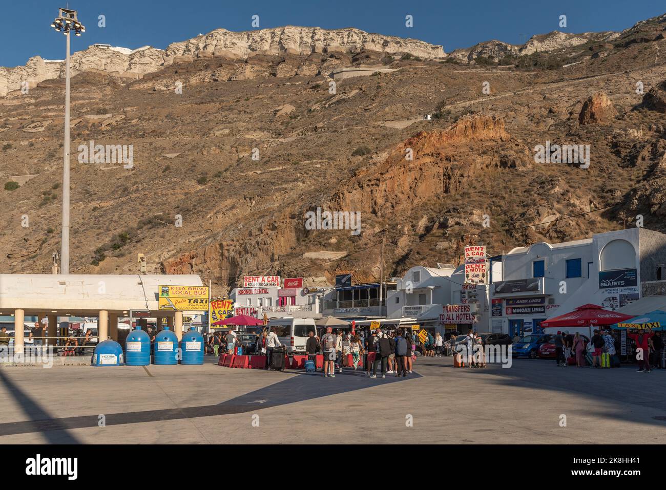 Ormos Athinios, Santorini, Griechenland. 2022. Athinios Hafen, Santorini Insel für Fähren und Frachtschiffe. Passagiere warten auf Transport, Taxi-Büro und Stockfoto