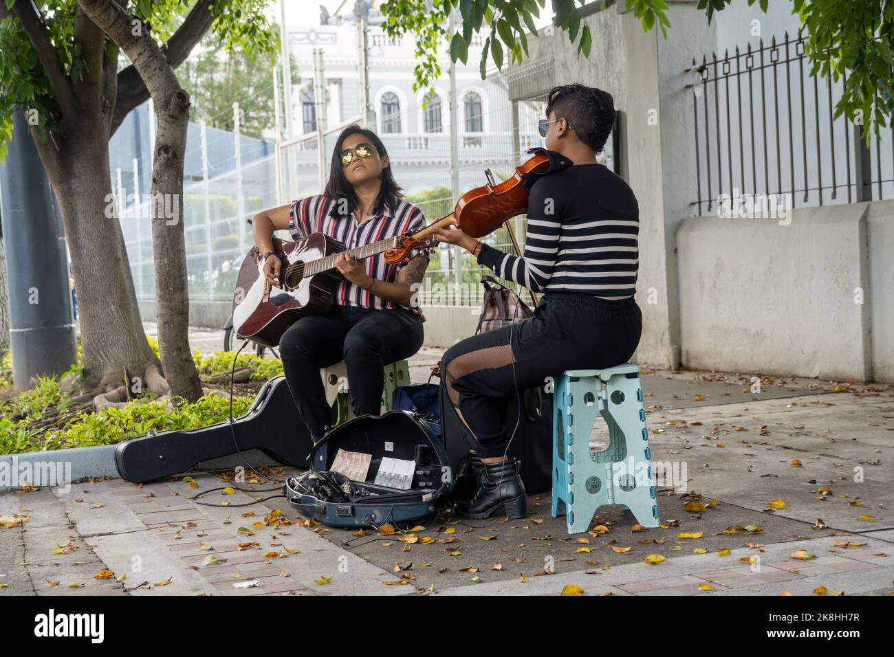 Zwei frauen, die auf der Straße Gitarre und Violine spielen, Mexiko, Stockfoto