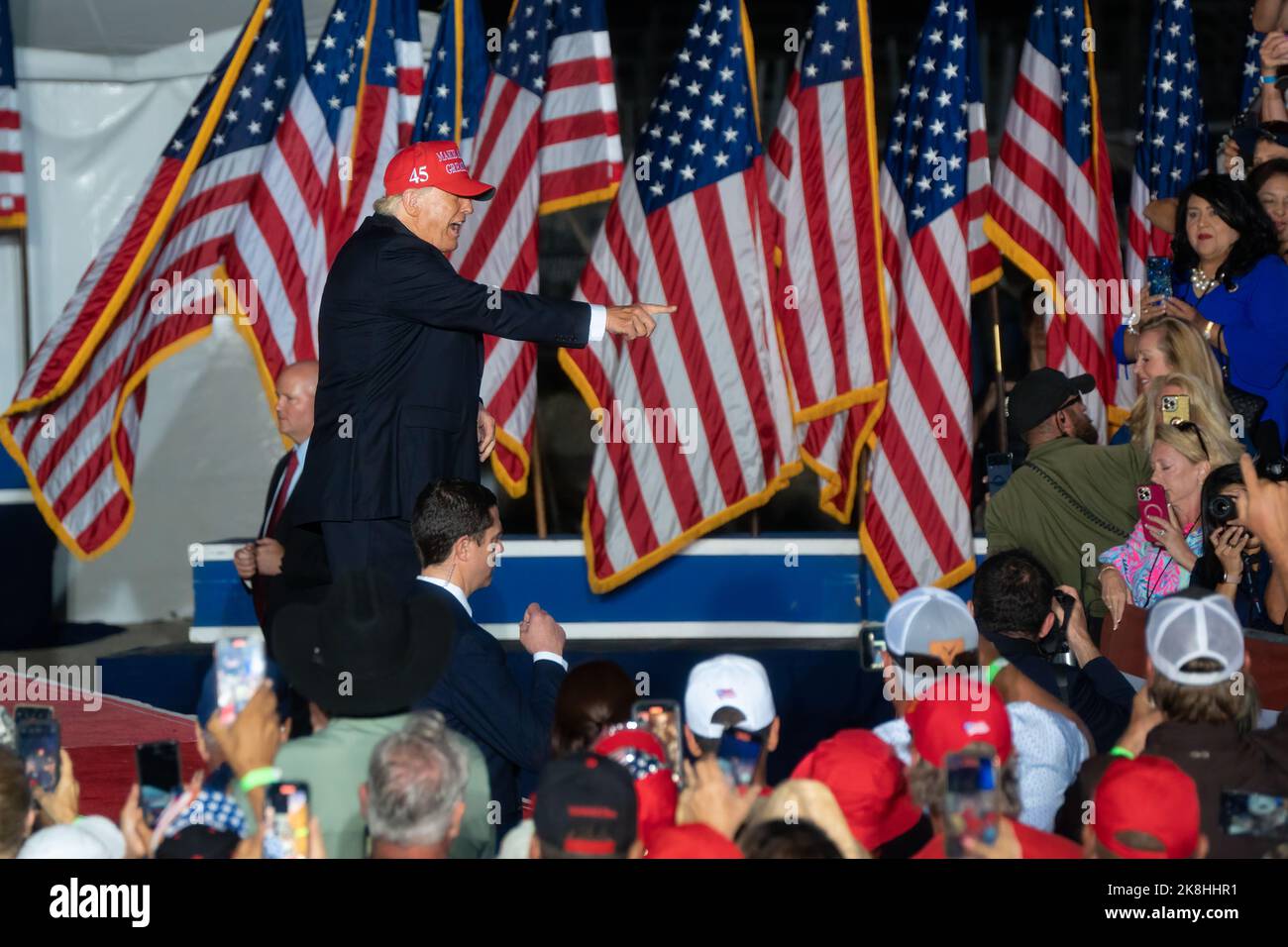 Donald Trump verweist auf einige seiner Unterstützer, als er die Bühne am Ende seiner Save America-Kundgebung in Robstown, Texas, verlässt. Stockfoto