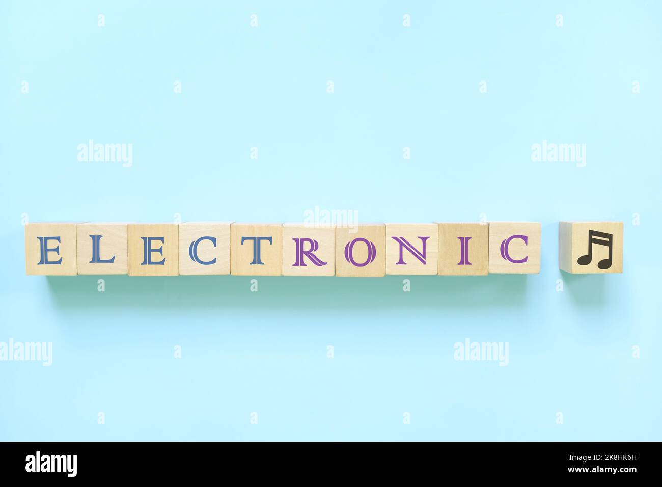 Elektronische Musik Genre oder Stil Konzept. Kreative flache Lay-Typografie-Komposition auf blauem Hintergrund. Stockfoto