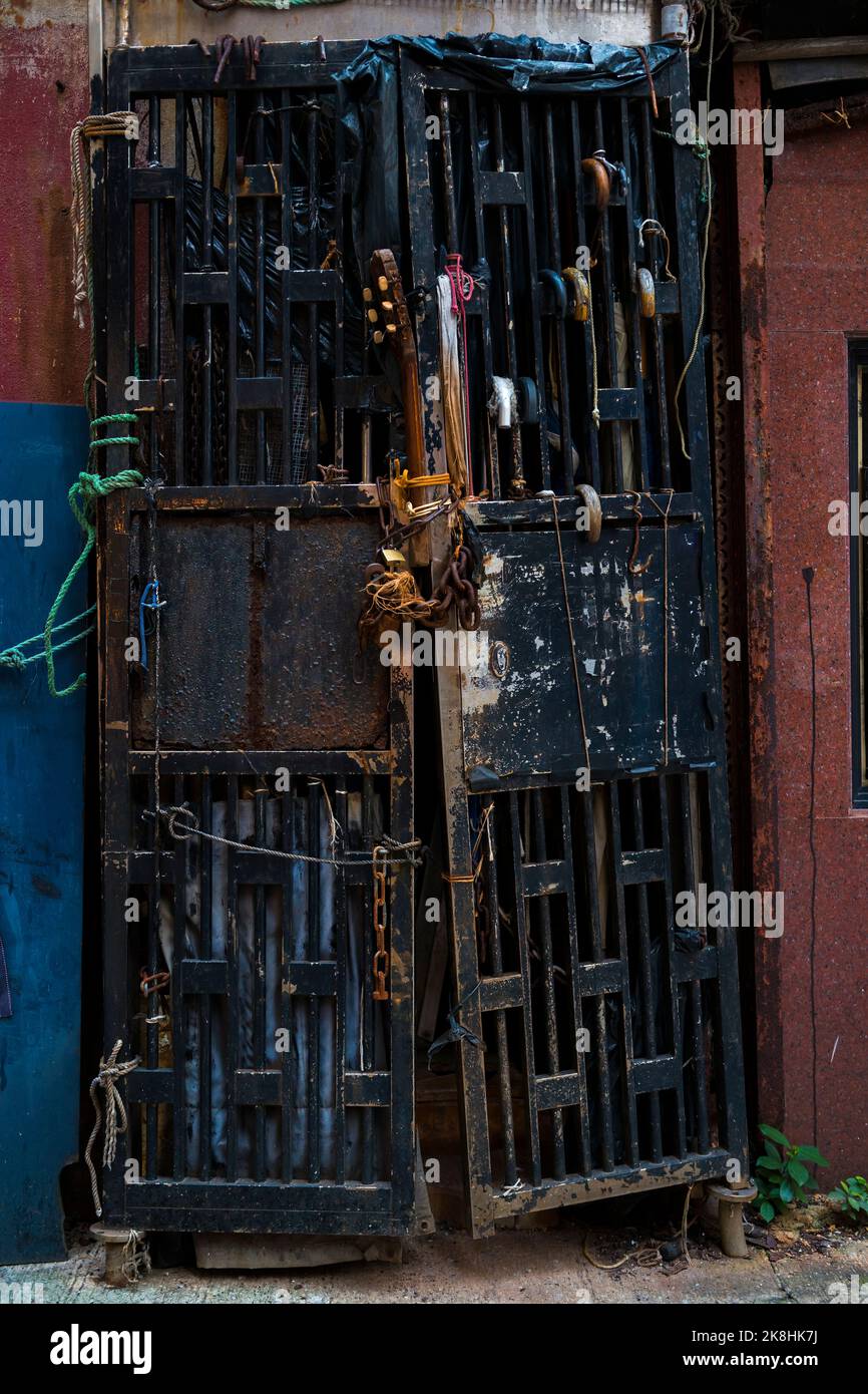 Verfallene Eisentore am Eingang eines Gebäudes in Sheung Wan, Hong Kong Island Stockfoto