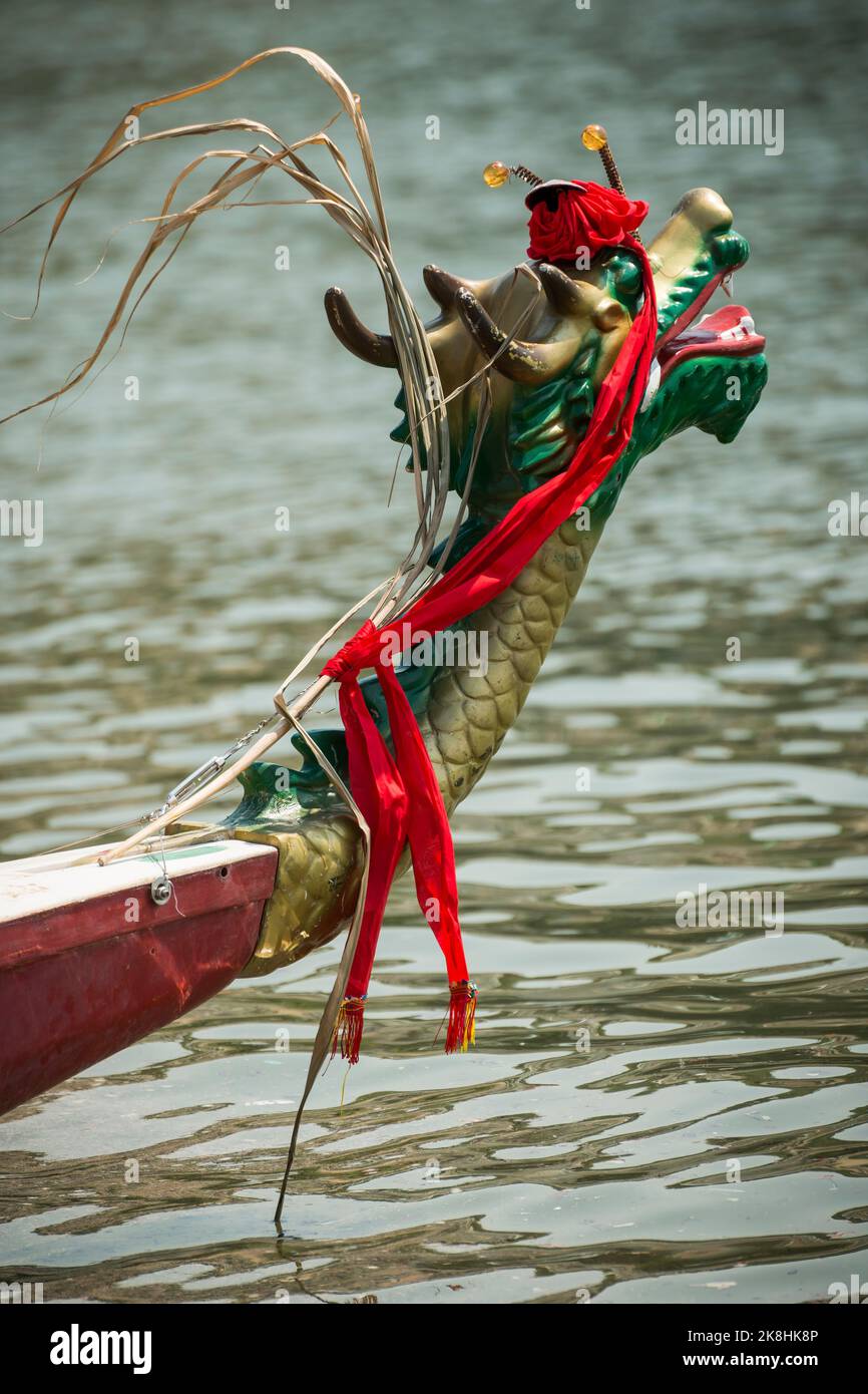 Detail des Drachens am Bug eines Bootes beim Dragon Boat Festival am Tai Pak Beach, Discovery Bay, Lantau Island, Hong Kong, 2017 Stockfoto