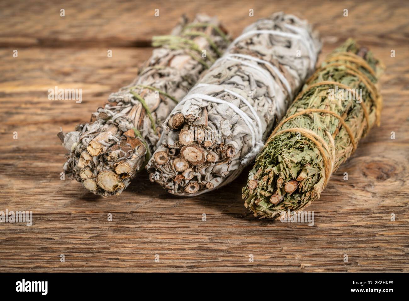 Weißer Salbei, Beifuß und siskiyou-Zedernweihrauch bündeln sich auf einem rustikalen Holz-Aromatherapie-Konzept Stockfoto