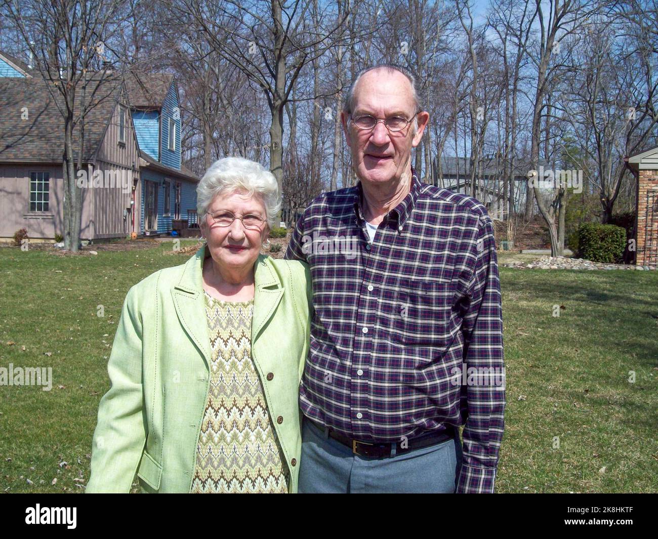 Ein älteres amerikanisches Paar posiert für ein Foto in einem Viertel in Fort Wayne, Indiana. Stockfoto