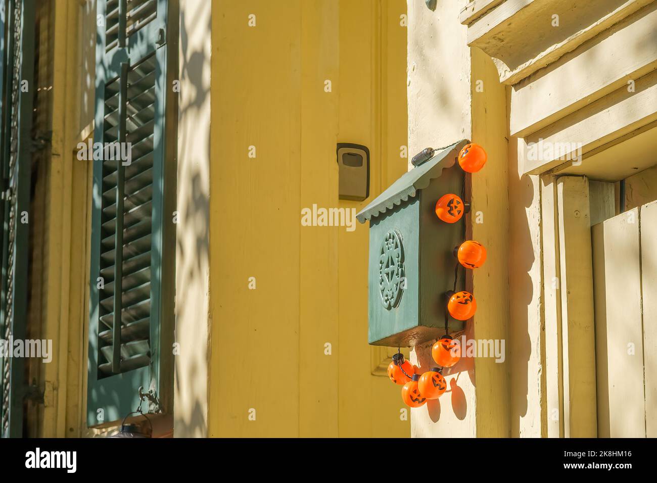 NEW ORLEANS, LA, USA - 22. OKTOBER 2022: Eine Kette kleiner Jack-O'-Laternen aus Kunststoff schmückt einen Briefkasten am Türrahmen eines historischen Hauses Stockfoto