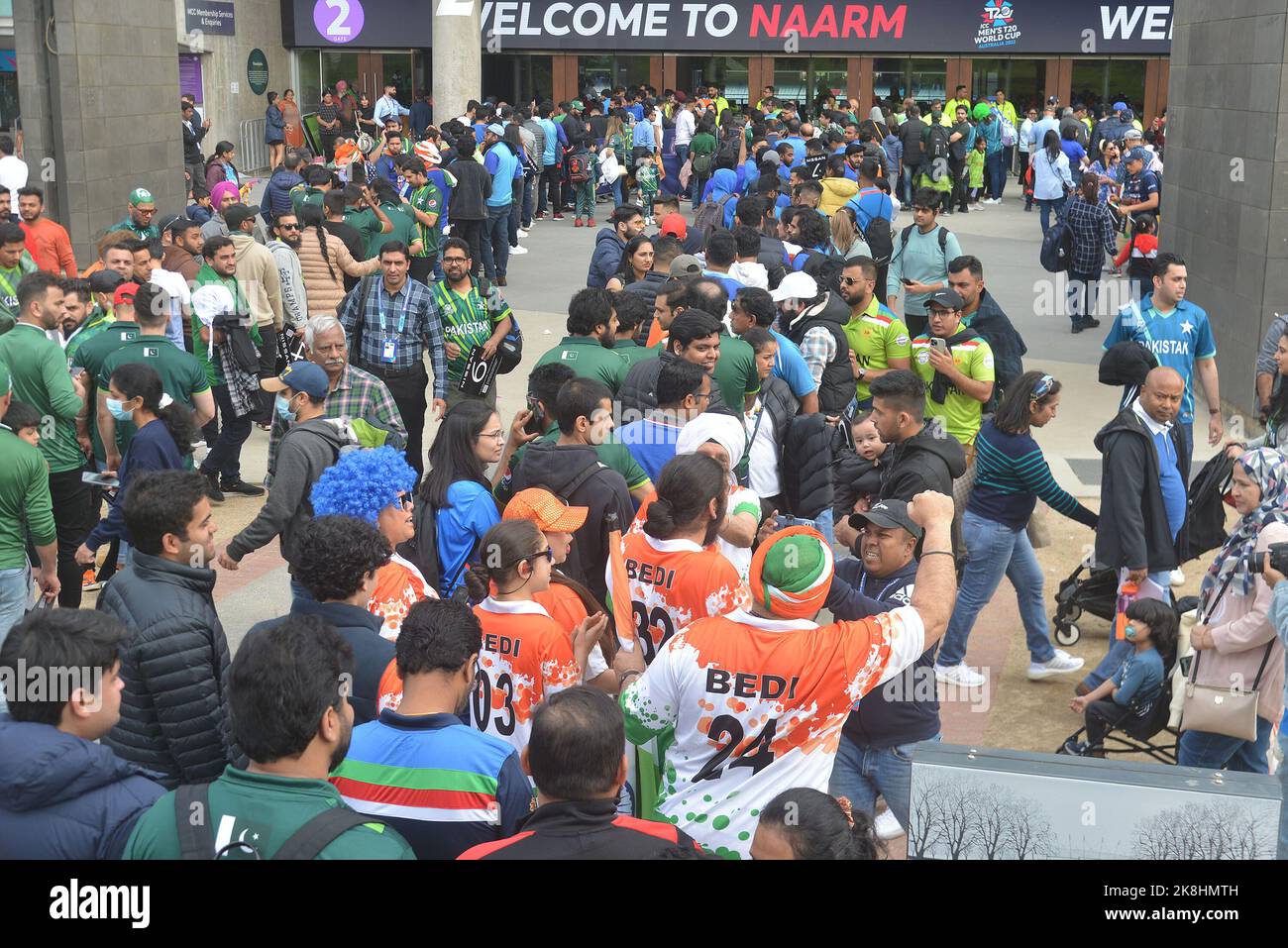 Melbourne, Victoria, Pakistan. 23. Oktober 2022. Ein Blick auf das Cricket-Spiel zwischen Pakistan und Indien auf dem Melbourne Cricket Ground (MCG) während der ICC Men's World Cup Twenty20 2022 in Australien. Indien gewinnt das Spiel mit 4 Wickets. (Bild: © Rana Sajid Hussain/Pacific Press via ZUMA Press Wire) Stockfoto