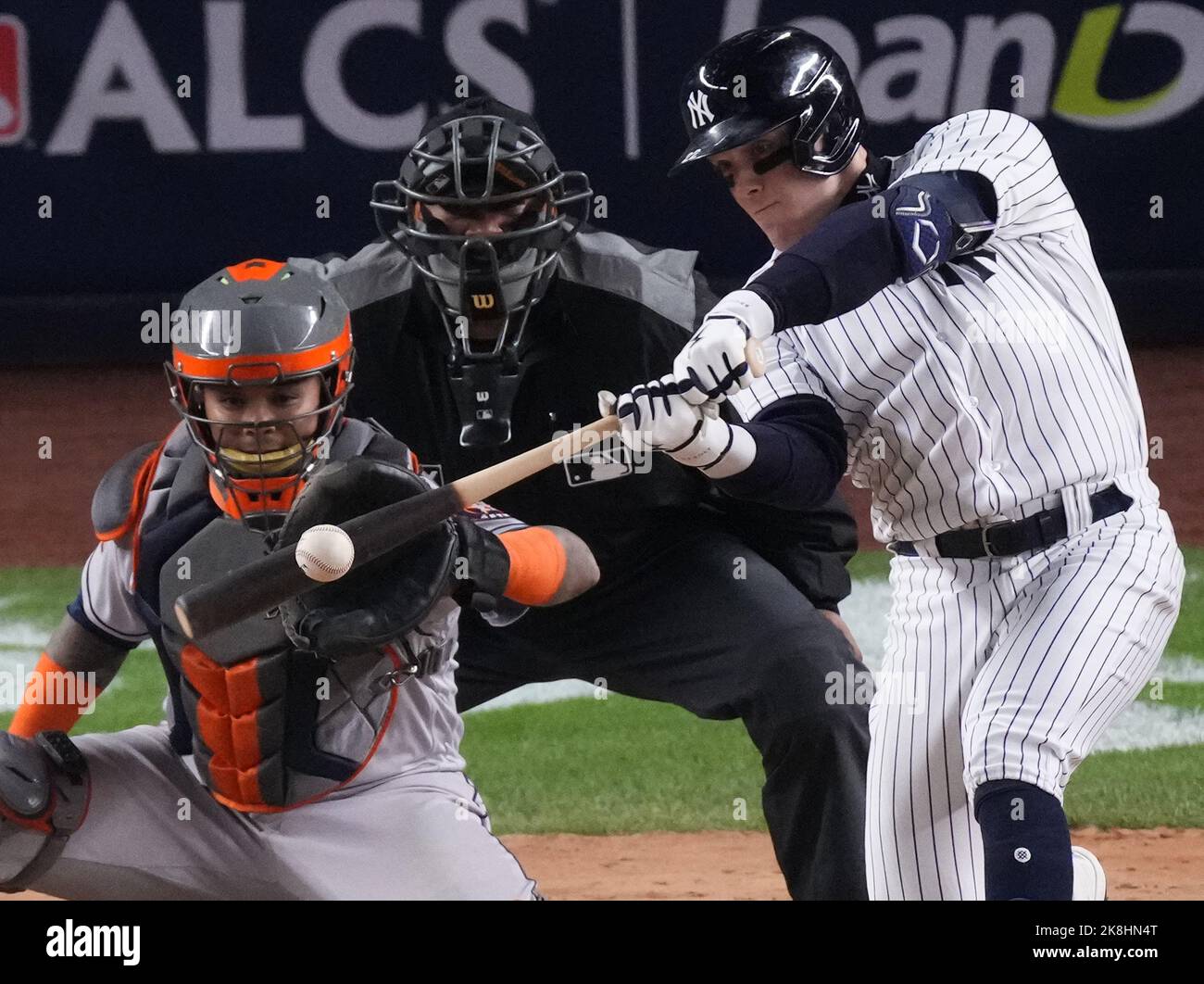 New York, Usa. 23. Oktober 2022. New York Yankees Harrison Bader trifft im vierten Inning gegen die Houston Astros in Spiel vier ihrer American League Championship Series am Sonntag, 23. Oktober 2022, im Yankee Stadium in New York City eine Single. Foto von Ray Stubblebine/UPI Credit: UPI/Alamy Live News Stockfoto