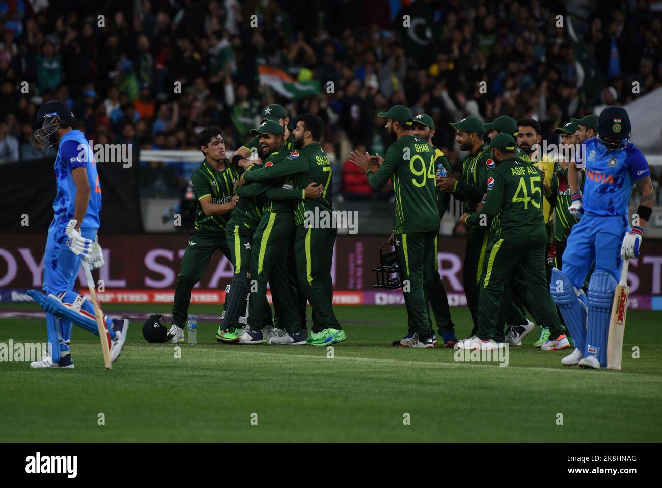 Melbourne, Victoria, Pakistan. 23. Oktober 2022. Ein Blick auf das Cricket-Spiel zwischen Pakistan und Indien auf dem Melbourne Cricket Ground (MCG) während der ICC Men's World Cup Twenty20 2022 in Australien. Indien gewinnt das Spiel mit 4 Wickets. (Bild: © Rana Sajid Hussain/Pacific Press via ZUMA Press Wire) Stockfoto