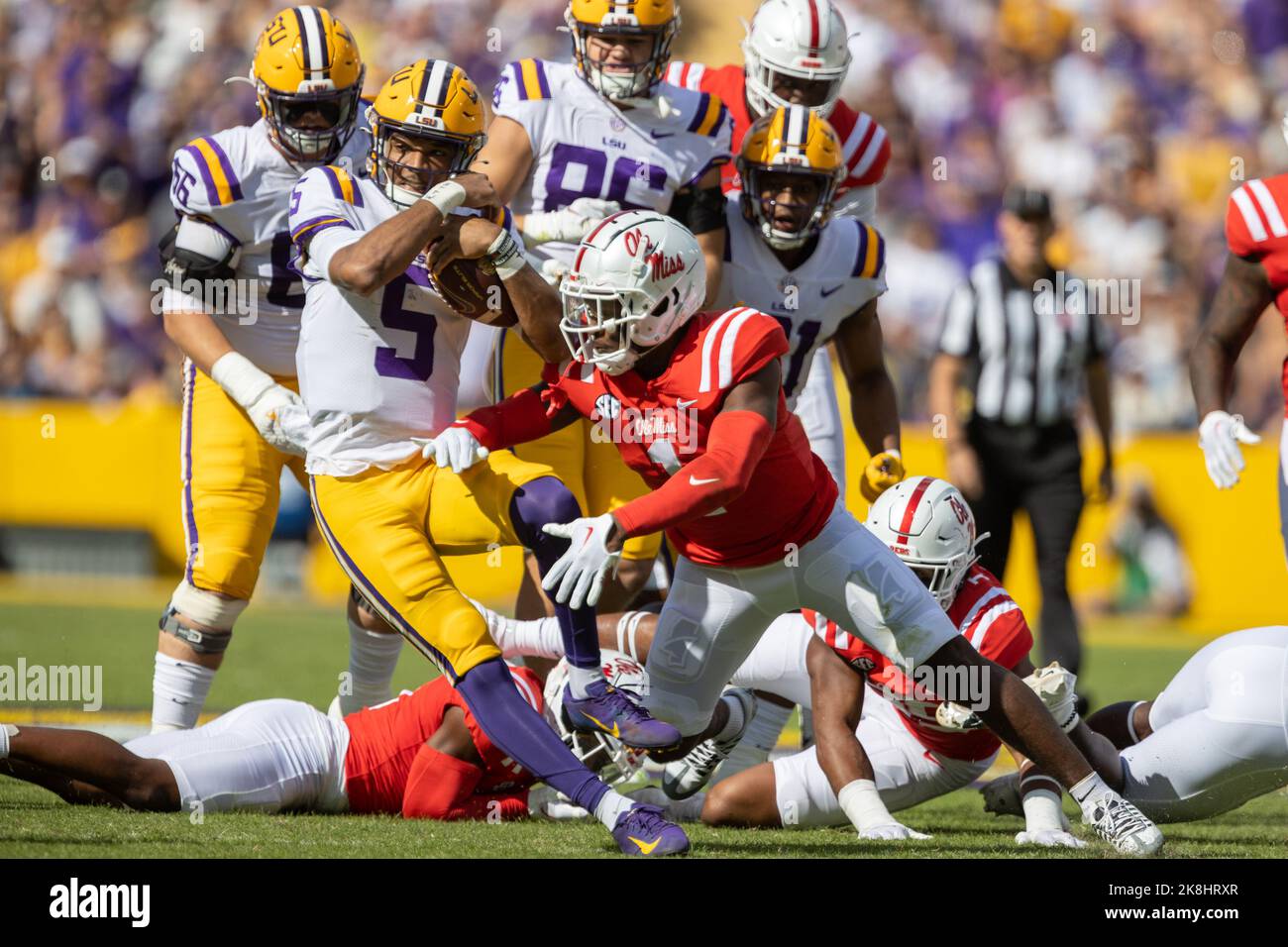 LSU Tigers Quarterback Jayden Daniels (5) wird von Ole Miss Rebels Safety Isheem Young (1) am Samstag, den 22. Oktober 2022 in Baton Rouge, Louisiana. L Stockfoto