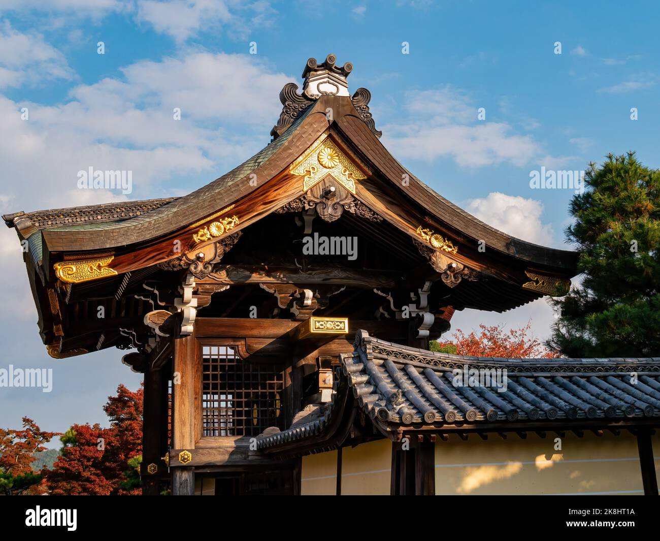 Sonnige Außenansicht des Daikaku-ji in Kyoto Stockfoto
