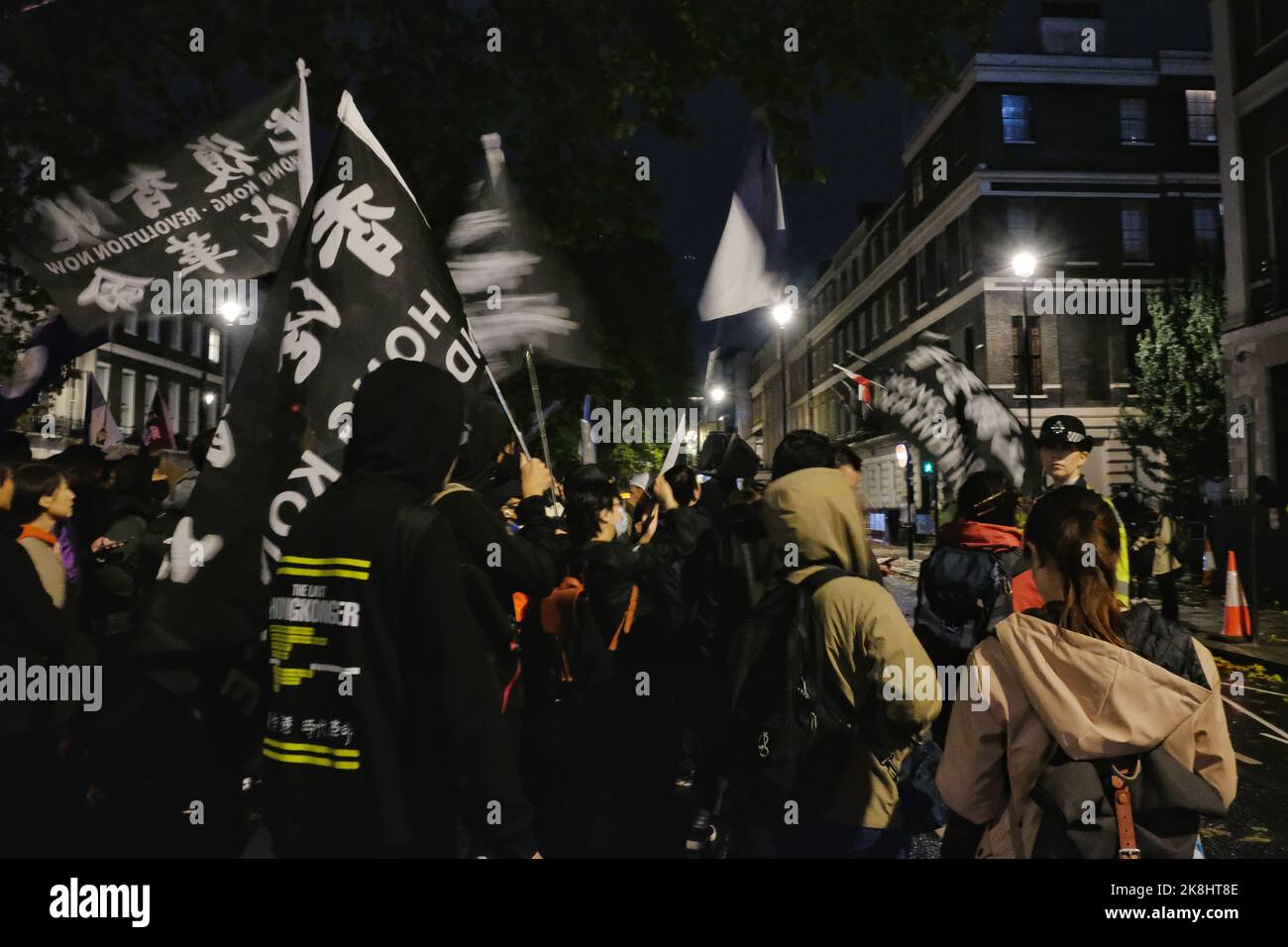 London, Großbritannien. 23.. Oktober 2022. Hunderte von britisch-Hongkongern, Tibetern und Uiguren versammelten sich in Whitehall und marschierten auf die chinesische Botschaft, um gegen den Angriff von Hong Konger Bob Chan zu protestieren, der angeblich während einer Kundgebung für die Demokratie letzte Woche stattfand. Herr Chan sagte, dass er auf das Gelände des chinesischen Konsulats von Manchester geschleppt und geschlagen wurde, kurz nachdem Mitarbeiter auftauchten und Plakate packten, die Demonstranten vor den Toren aufgestellt hatten. Kredit: Elfte Stunde Fotografie/Alamy Live Nachrichten Stockfoto