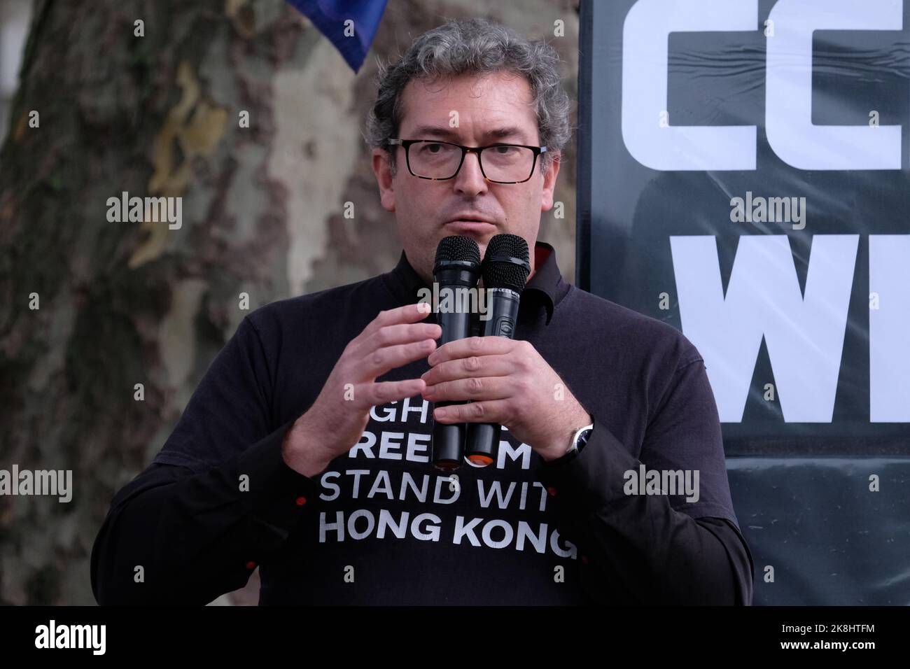 London, Großbritannien. 23.. Oktober 2022. Hunderte von britisch-Hongkongern, Tibetern und Uiguren versammelten sich in Whitehall und marschierten auf die chinesische Botschaft, um gegen den Angriff von Hong Konger Bob Chan zu protestieren, der angeblich während einer Kundgebung für die Demokratie letzte Woche stattfand. Herr Chan sagte, dass er auf das Gelände des chinesischen Konsulats von Manchester geschleppt und geschlagen wurde, kurz nachdem Mitarbeiter auftauchten und Plakate packten, die Demonstranten vor den Toren aufgestellt hatten. Kredit: Elfte Stunde Fotografie/Alamy Live Nachrichten Stockfoto