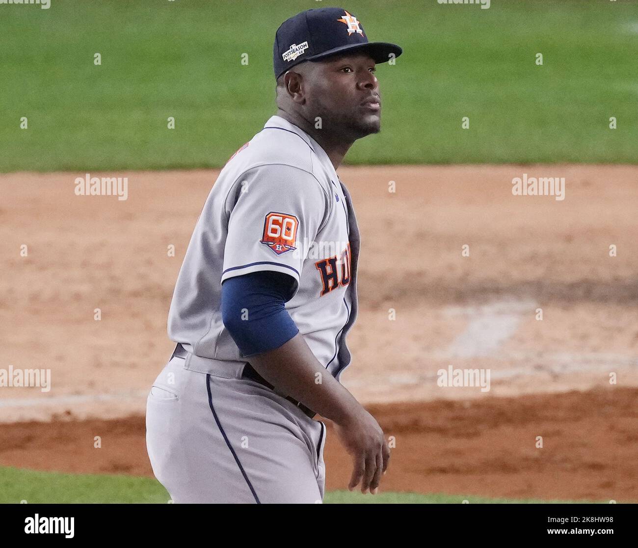 New York, Usa. 23. Oktober 2022. Houston Astros Pitcher Hertor Neris beobachtet einen Heimlauf-Ball, der von New York Yankees Harrison Bader im sechsten Inning in Spiel vier ihrer American League Championship Series am Sonntag, den 23. Oktober 2022, im Yankee Stadium in New York City getroffen wurde. Foto von Ray Stubblebine/UPI Credit: UPI/Alamy Live News Stockfoto