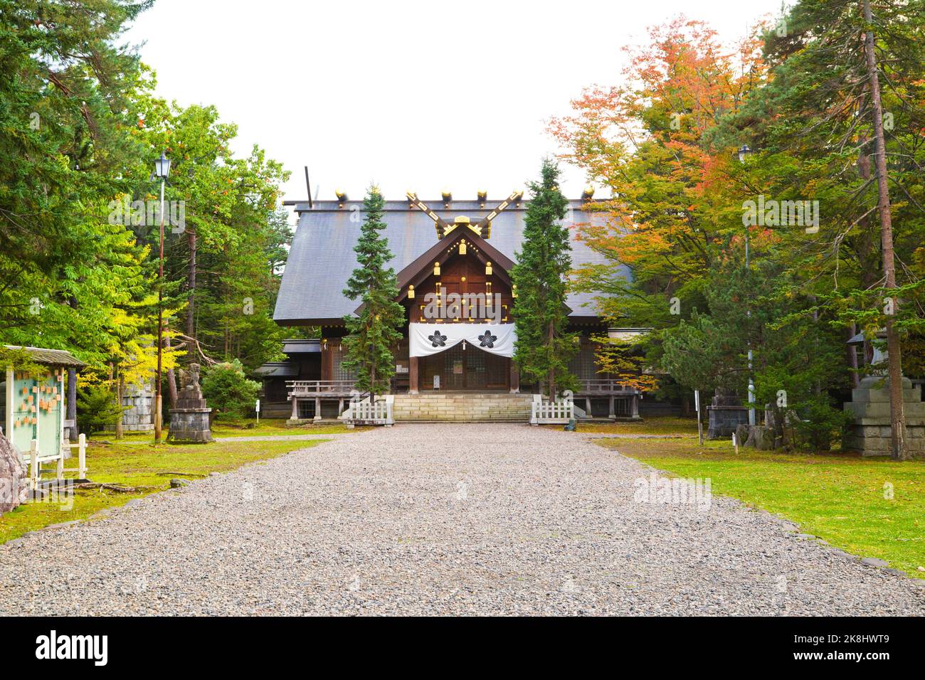 Der Chitose-Schrein ist ein Shinto-Schrein in der japanischen Stadt Chitose. Befindet sich im Aoba Park in der Nähe des Flughafens New Chitose. Stockfoto