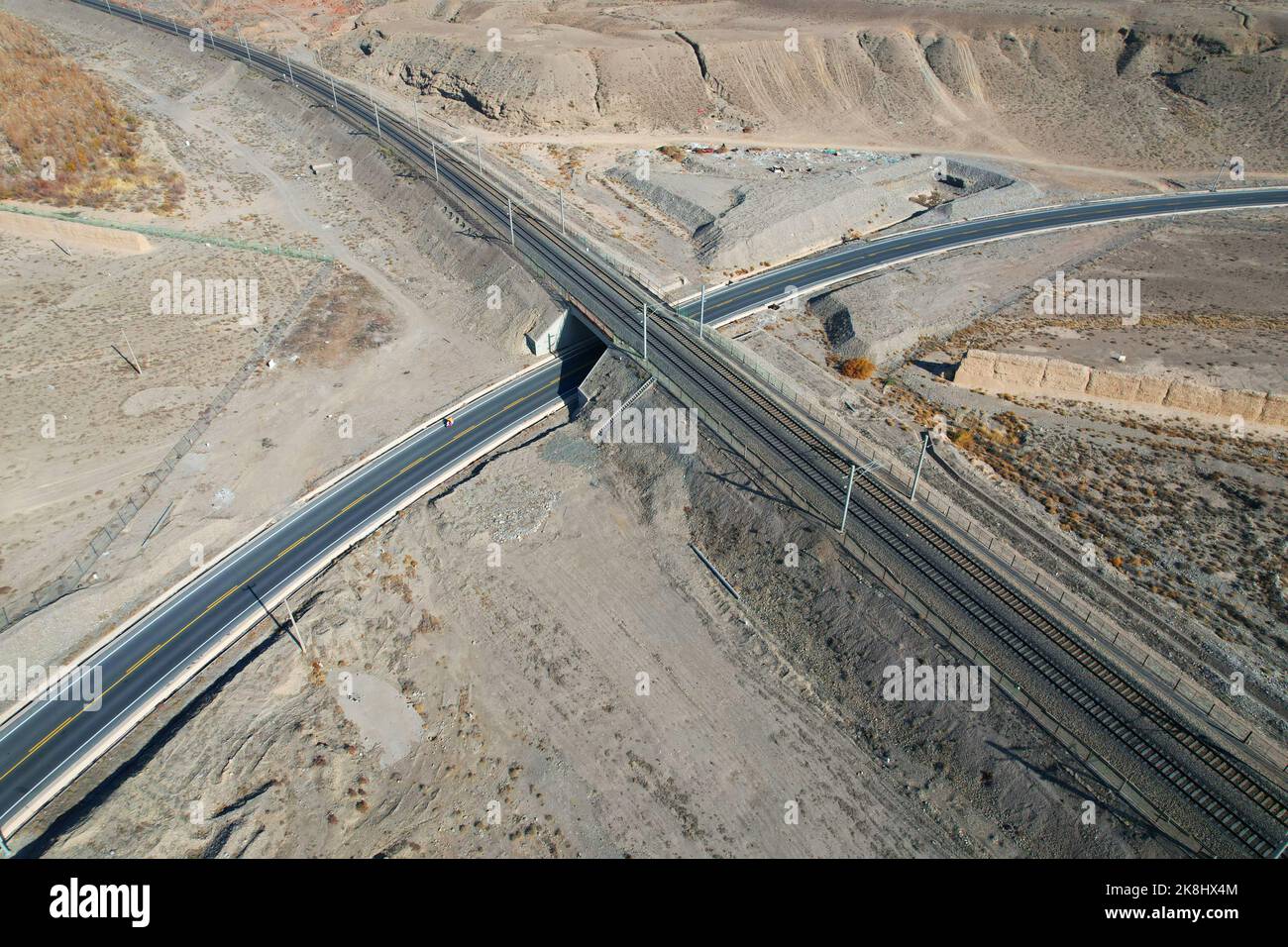 JIAYUGUAN, CHINA - 23. OKTOBER 2022 - Ein Zug, der mit Waren beladen ist, fährt auf dem Abschnitt Jiayuguan der Lanzhou-Xinjiang-Eisenbahn in Jiayuguan, Nordwesten Stockfoto