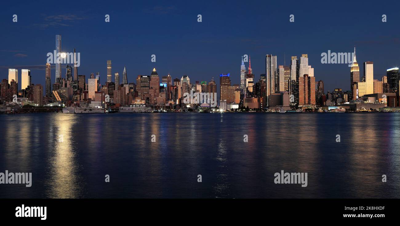 New York City bei Nacht inklusive Mond und schöner Reflexion über den Hudson River, USA Stockfoto