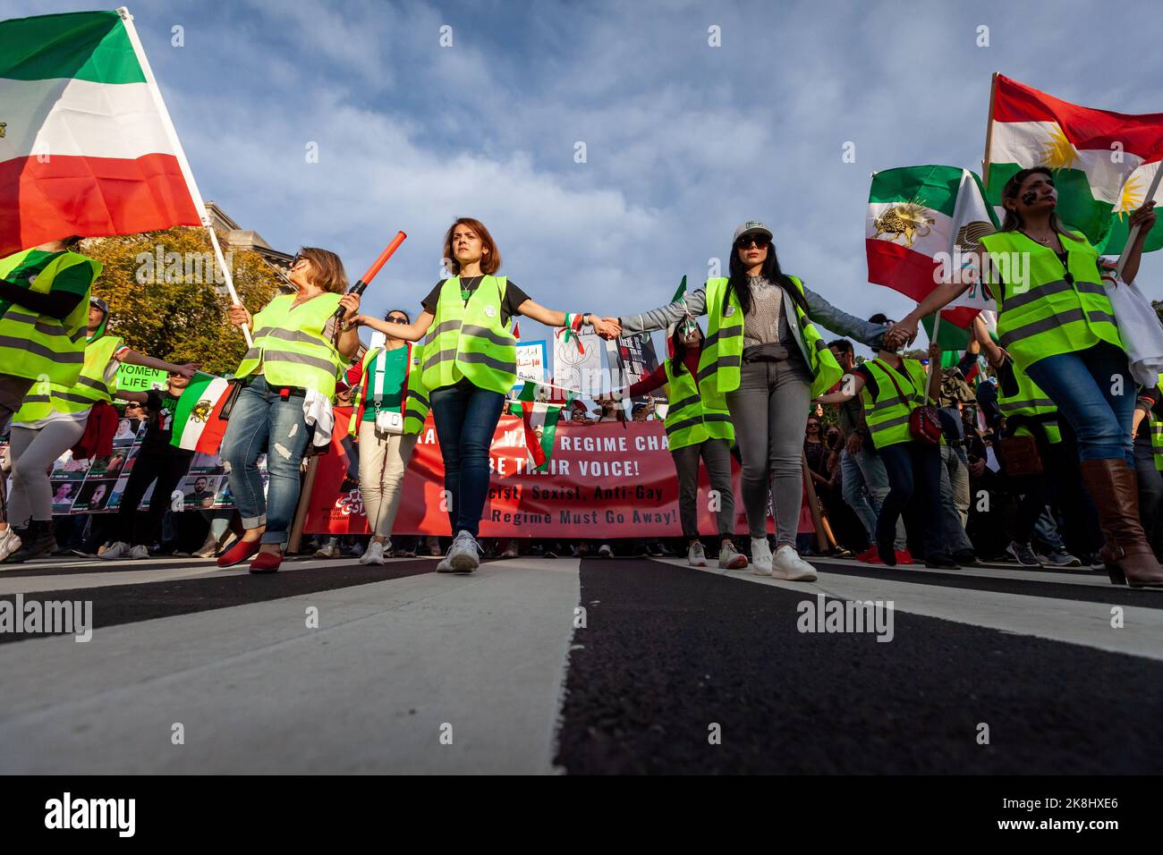 Washington, Usa. 22. Oktober 2022. Ehrenamtliche Marschherren schließen sich den Händen an, um einen marsch zur Unterstützung der Proteste im Iran zu führen, der nun in die sechste Woche geht. Die Proteste begannen, als die 22-jährige Mahsa Amini am 16. September 2022 in Gewahrsam der iranischen Moralpolizei starb, nachdem sie verhaftet worden war, weil sie ihren Hijab „unrechtmäßig“ getragen hatte. Iranische Behörden behaupten, sie sei an einem Herzinfarkt gestorben, ein von ihrer Familie umstrittenes Konto. Die Proteste stellen die größte Bedrohung für das islamische Regime seit Jahrzehnten dar. (Foto von Allison Bailey/SOPA Images/Sipa USA) Quelle: SIPA USA/Alamy Live News Stockfoto