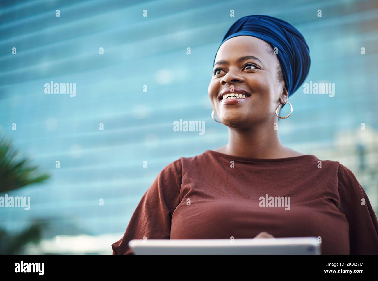 Schieß los. und holen Sie sich Ihren Erfolg. Eine junge Geschäftsfrau mit einem digitalen Tablet vor einem Stadthintergrund. Stockfoto