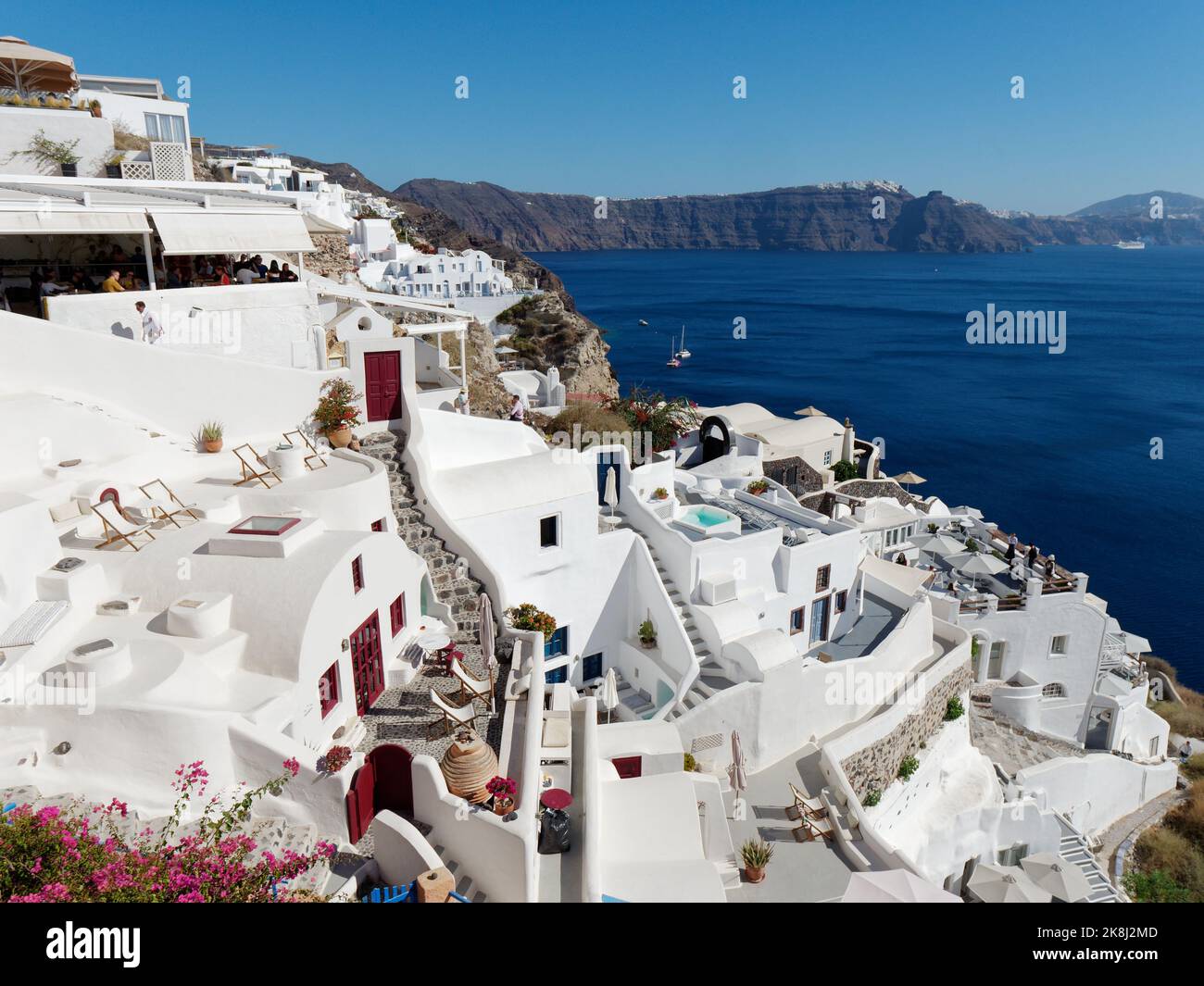 Stadt Oia mit Boutique-Hotels und Blick auf Caldera. Griechische Kykladen-Insel Santorin in der Ägäis. Stockfoto