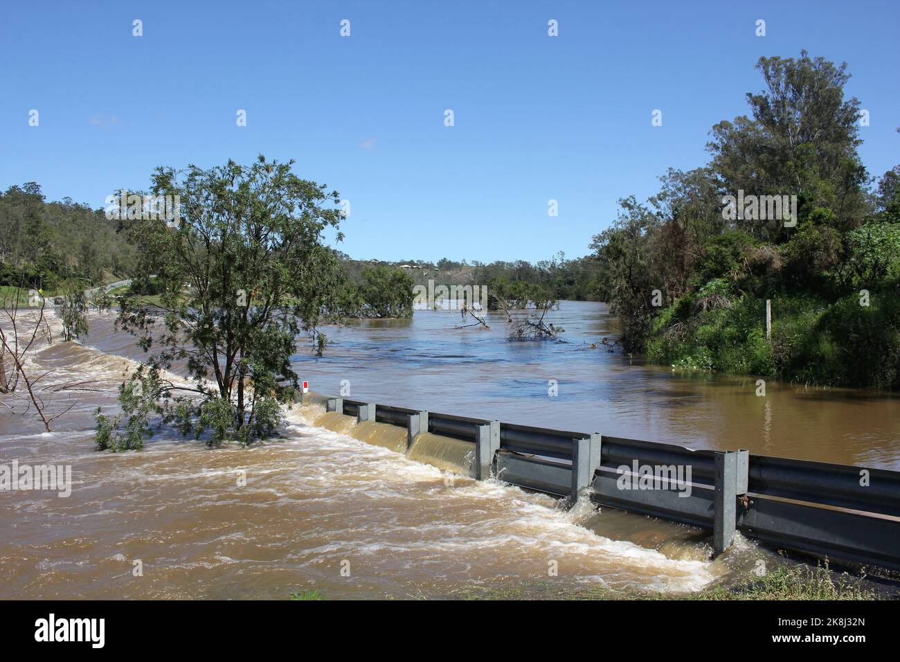 Überschwemmungen an Mount Crosby Road Colleges Crossing, Brisbane River, Queensland, Australien Stockfoto